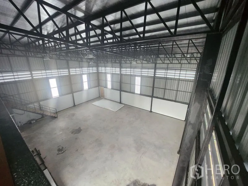 คลังสินค้า ให้เช่าหรือขายในLam Luk Ka, Pathum Thani - ภายในโกดังโล่ง เพดานสูงประมาณ 6 เมตร โครงหลังคาเหล็กบุฉนวน PU และช่องแสงแนวตั้ง