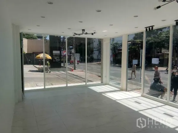 พื้นที่ขายปลีก ให้เช่าในKhlong Toei, Bangkok - มุมมองภายในกระจกสูงรอบด้าน รับแสงธรรมชาติ ติดทางเท้าและประตูกระจกบานเลื่อน