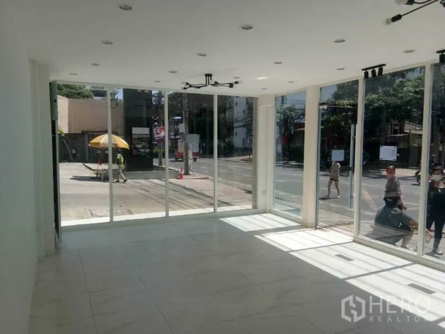 พื้นที่ขายปลีก ให้เช่าในKhlong Toei, Bangkok - มุมมองภายในกระจกสูงรอบด้าน รับแสงธรรมชาติ ติดทางเท้าและประตูกระจกบานเลื่อน