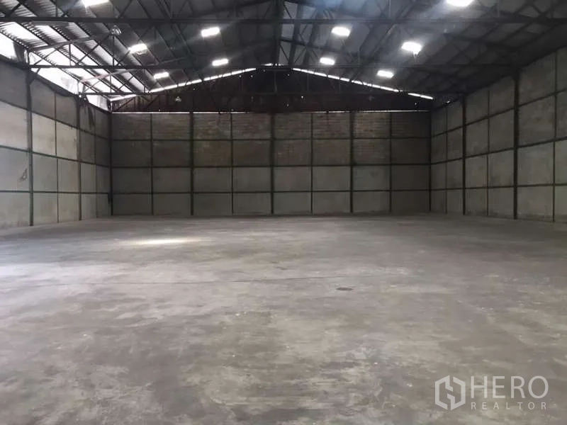 工厂 出租在Bang Pakong, Chachoengsao - 高耸人字顶的工业大厅，设有天窗和宽阔作业面。