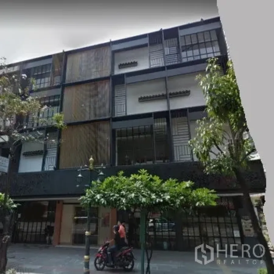 零售空间 出租在Khlong Toei, Bangkok - 通罗片区现代商业楼外立面，金属格栅与大面积玻璃。