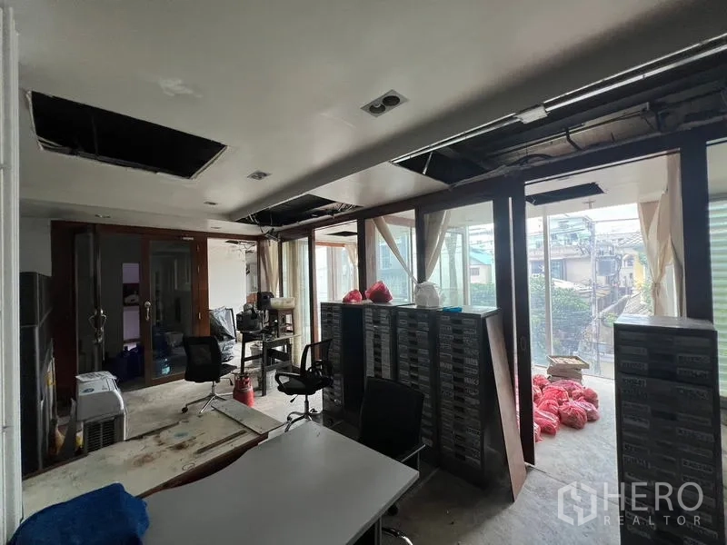 พื้นที่ขายปลีก ให้เช่าในBang Rak, Bangkok - พื้นที่สำนักงานค้าปลีกพร้อมชั้นวางของและกระจกสูงจรดเพดานเปิดสู่เทอเรซ