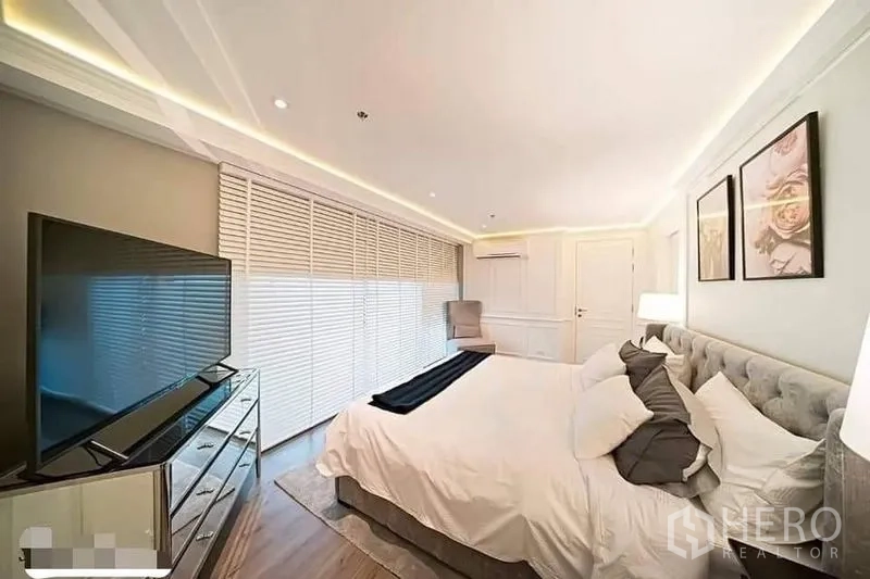 คอนโด ให้เช่าหรือขายในWatthana, Bangkok - มาสเตอร์เบดรูมพร้อมทีวีขนาดใหญ่ ไฟซ่อน และมู่ลี่เต็มแนวหน้าต่างระเบียง