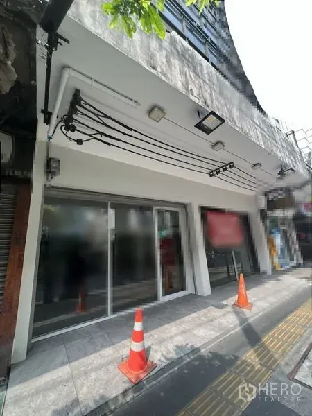 อาคารพาณิชย์ ให้เช่าในKhlong Toei, Bangkok - ด้านหน้าอาคารกระจกติดถนน มีไฟส่องเฉลียงและทางเท้าปูกระเบื้องบนถนนสุขุมวิท