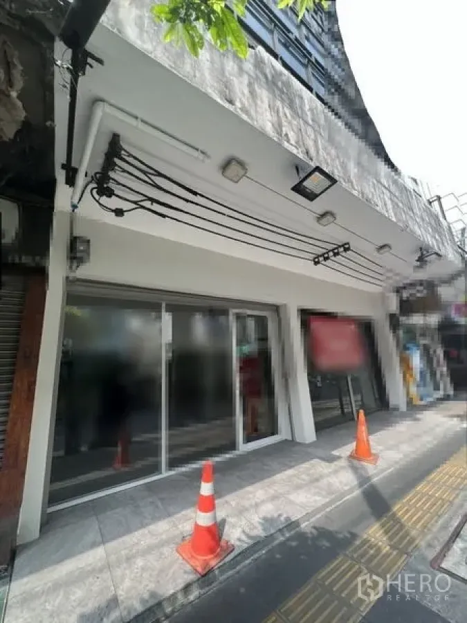 店屋 出租在Khlong Toei, Bangkok - 临街玻璃门面，带雨棚照明与铺装人行道，位于素坤逸路。