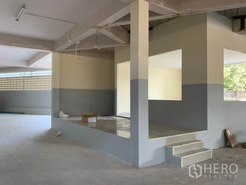 Warehouse for rent in Khlong Sam Wa, Bangkok - Raised internal office platform with steps inside the warehouse, freshly painted walls and windows.