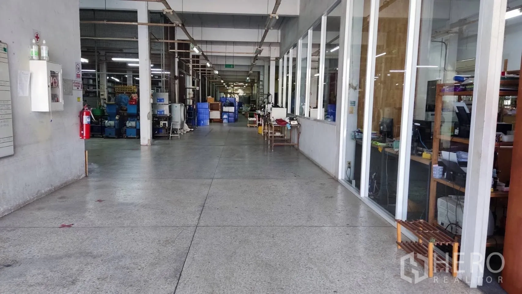 工厂 for sale in Lat Krabang, Bangkok - 宽走廊临玻璃办公室，墙面配备安全设备。