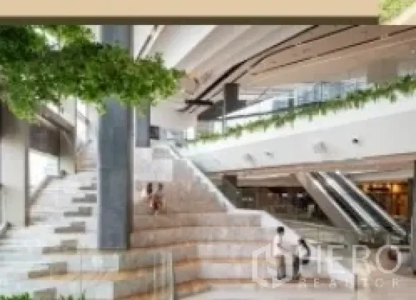 สำนักงาน ให้เช่าในRatchathewi, Bangkok - โถงรีเทลของอาคารแบบผสมผสาน มีบันไดขั้นกว้าง ต้นไม้และบันไดเลื่อน.