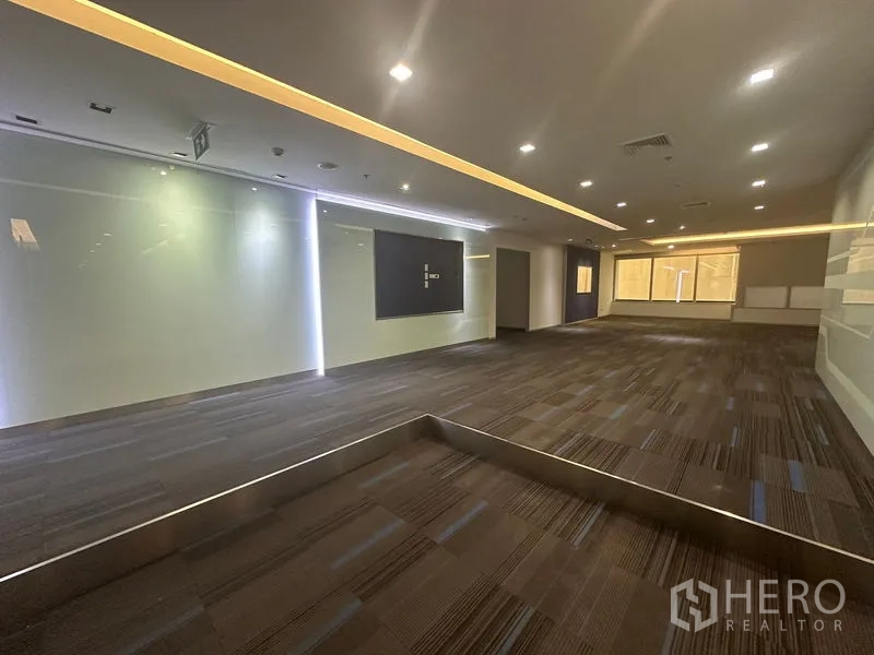 สำนักงาน ให้เช่าในKhlong Toei, Bangkok - โถงต้อนรับหรือพื้นที่พักผ่อน ไฟเส้นตกแต่ง พรม และผนังกระจก