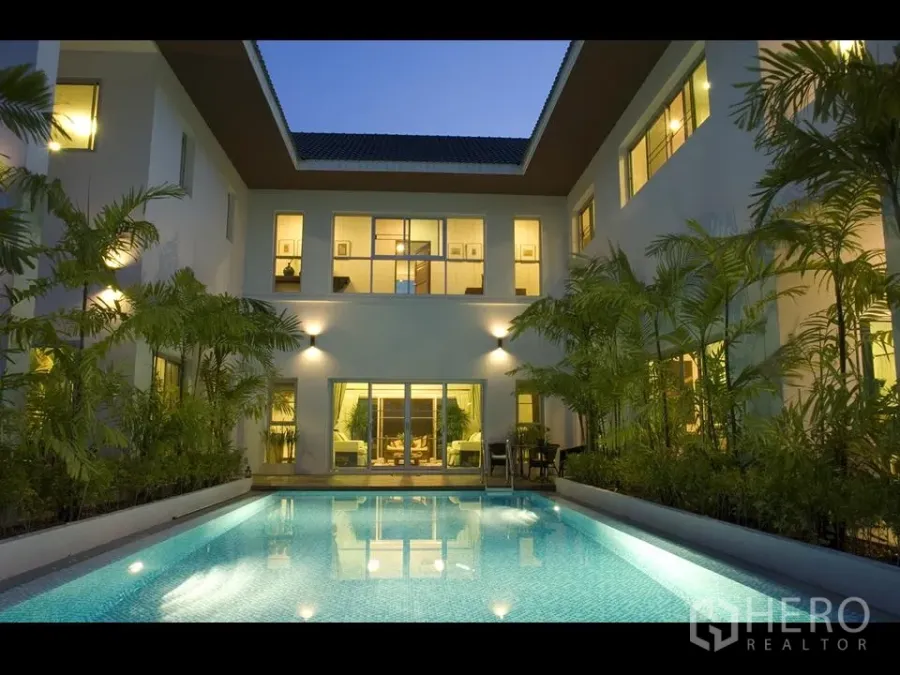 บ้าน ให้เช่าในKhan Na Yao, Bangkok - บ้านเดี่ยวสองชั้นสไตล์โมเดิร์น คันนายาว พร้อมสระว่ายน้ำส่วนตัวและสวนปาล์มยามค่ำ