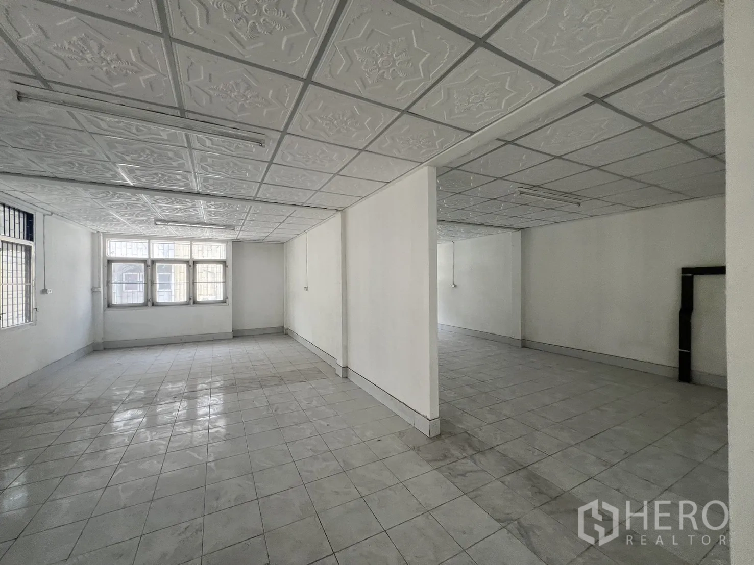 零售空间 出租在Suan Luang, Bangkok - 另一角度的楼上房间，瓷砖地面，适合办公室或仓储。