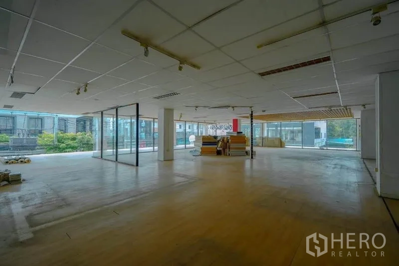 零售空间 出租在Watthana, Bangkok - 宽敞零售大厅，玻璃墙、射灯轨道，外望绿化露台。