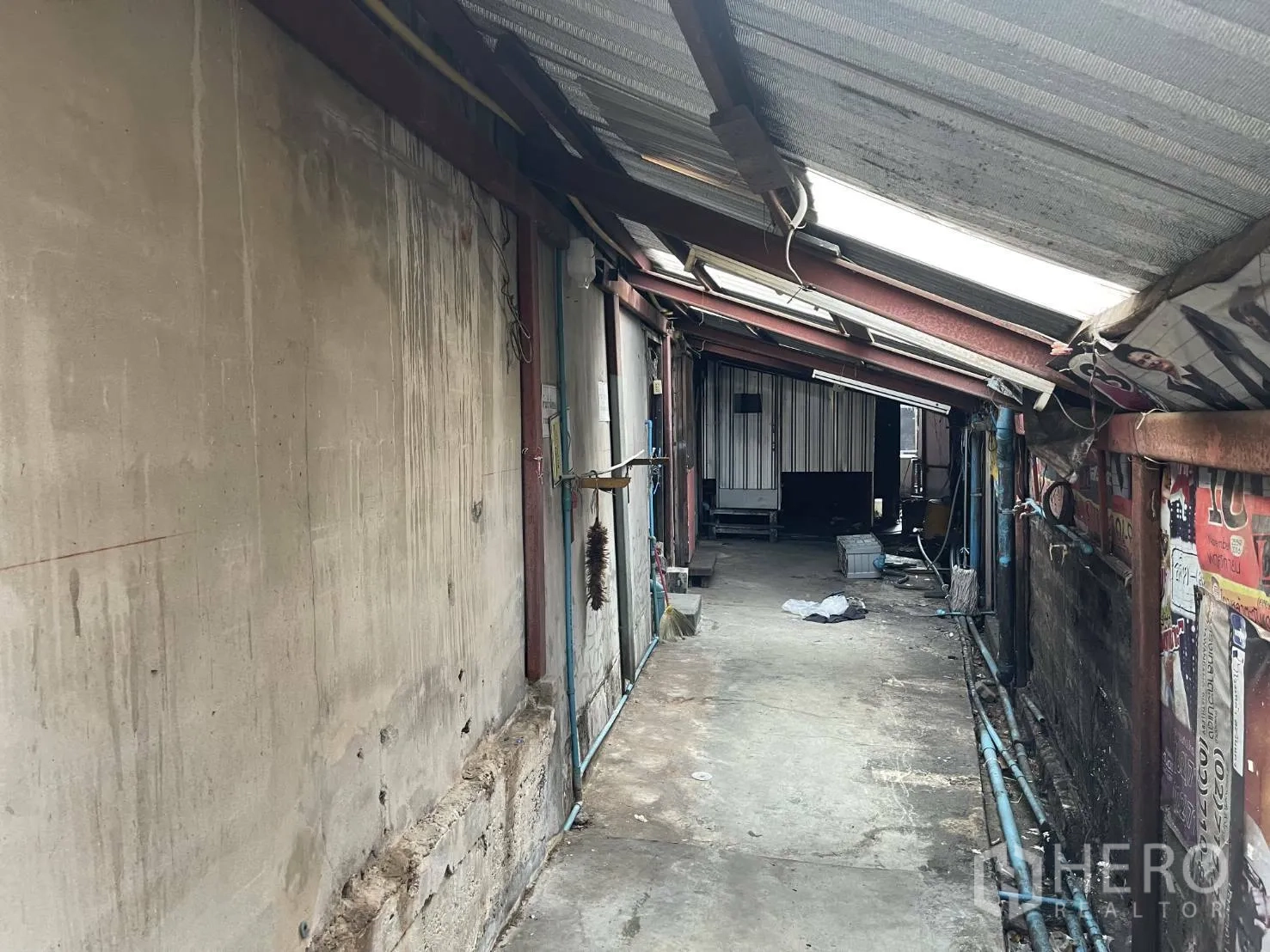 พื้นที่ขายปลีก ให้เช่าในSuan Luang, Bangkok - ทางเดินบริการภายนอก หลังคาเมทัลชีท และงานระบบเดินท่อ