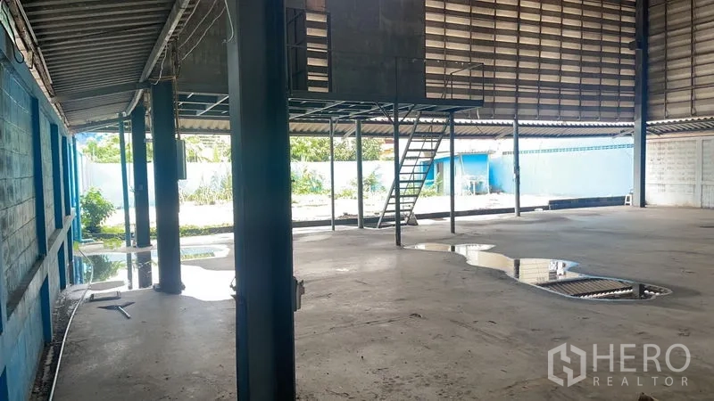 Warehouse for rent in Bang Na, Bangkok - Warehouse interior featuring a mezzanine platform with stairs, high ceiling and views to the side yard.