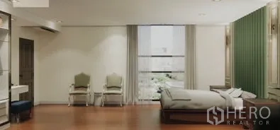 คอนโด ให้เช่า - ห้องนอนกว้าง พื้นไม้ ผนังตกแต่งสีเขียว และหน้าต่างสูง