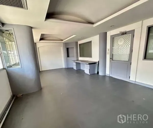 货栈 出租在Bang Phli, Samut Prakan - 二层办公室区域，内置办公桌与窗户