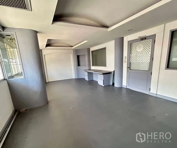 货栈 出租在Bang Phli, Samut Prakan - 二层办公室区域，内置办公桌与窗户