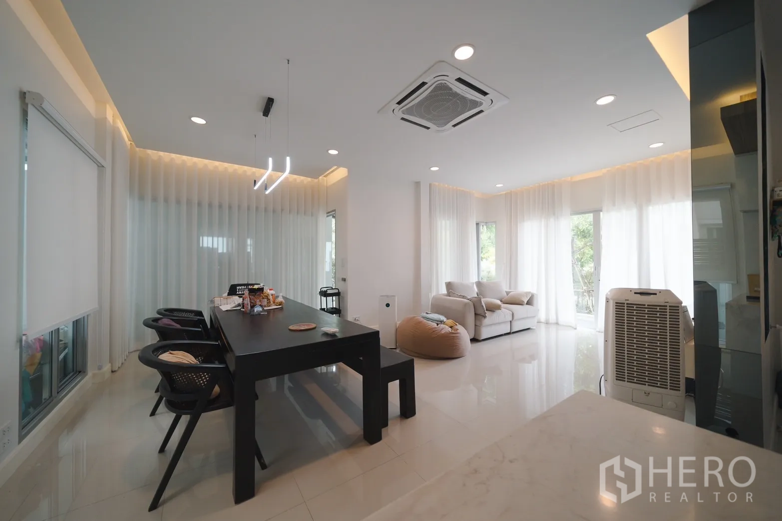 บ้าน ให้เช่าหรือขายในSaphan Sung, Bangkok - โถงรับแขกและทานอาหารแบบโอเพ่นแปลน โต๊ะยาว โคมไฟห้อย และแอร์ฝ้าแบบคาสเซ็ท