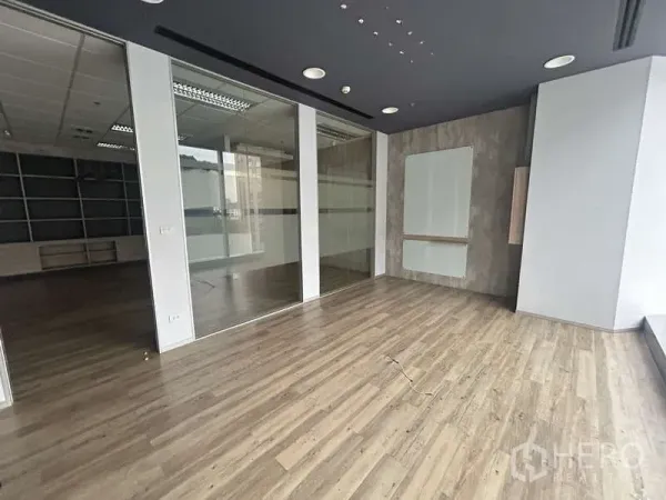 สำนักงาน ให้เช่า - พื้นที่ทำงานแบบเปิด กั้นห้องด้วยกระจกและไฟเพดานสมัยใหม่
