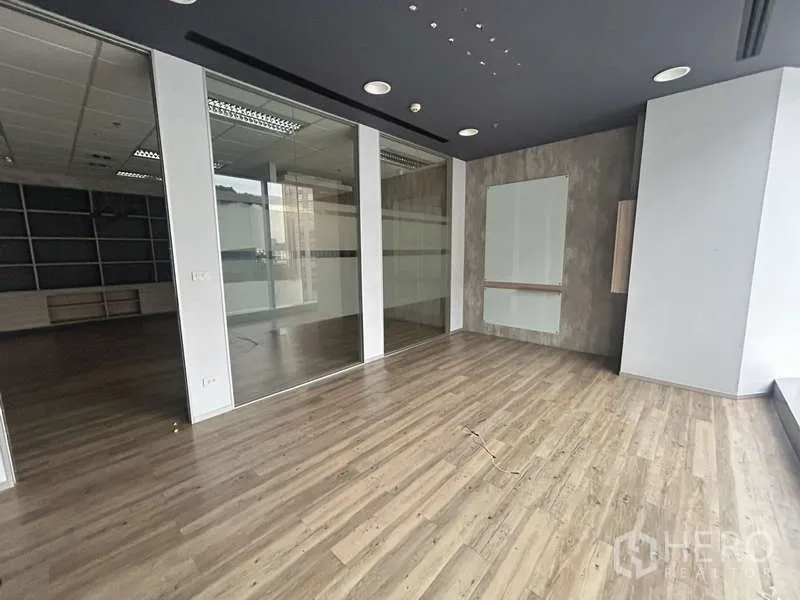 สำนักงาน ให้เช่า - พื้นที่ทำงานแบบเปิด กั้นห้องด้วยกระจกและไฟเพดานสมัยใหม่