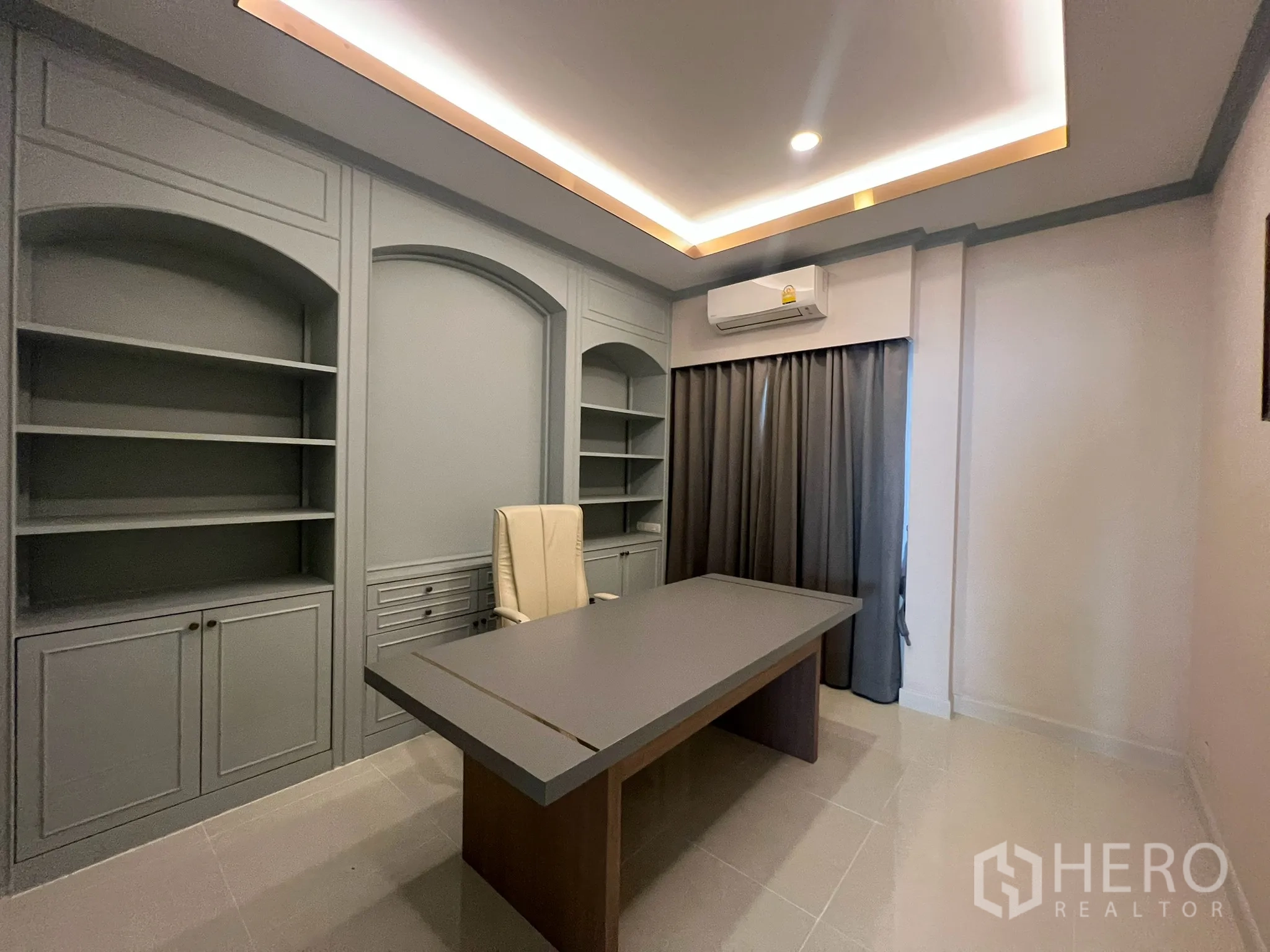 บ้าน ให้เช่าหรือขายในPrawet, Bangkok - ห้องทำงานบิวท์อิน ตู้ชั้นวางยาว โต๊ะทำงาน และไฟหลุม