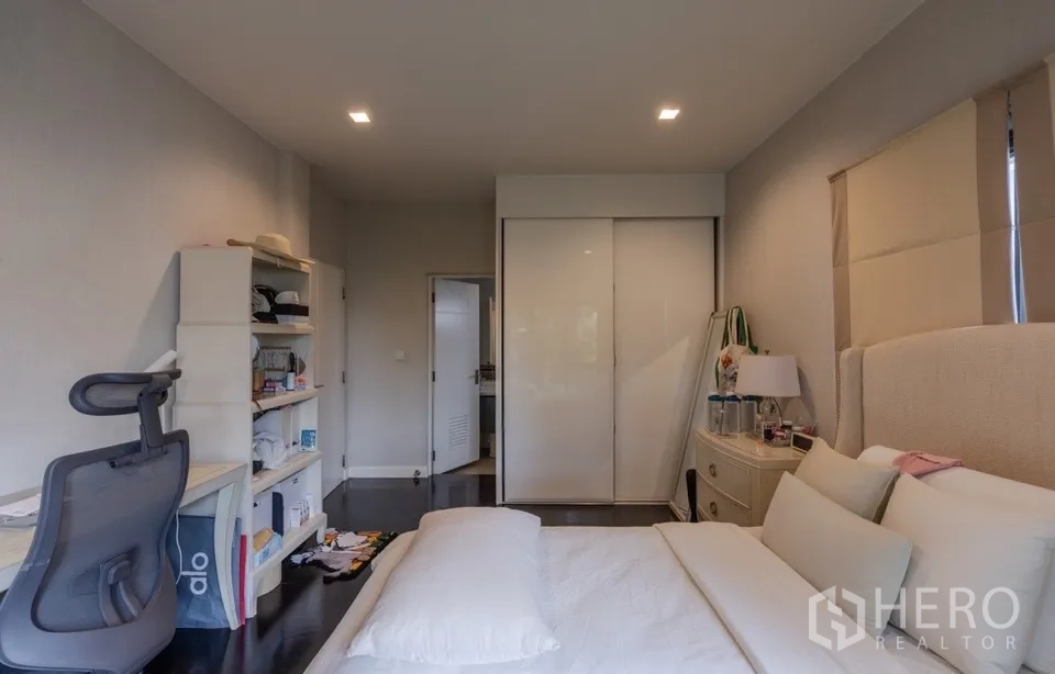 Detached House for rent or sale in Bang Kapi, Bangkok - Bedroom with desk, shelving, and large wardrobe.