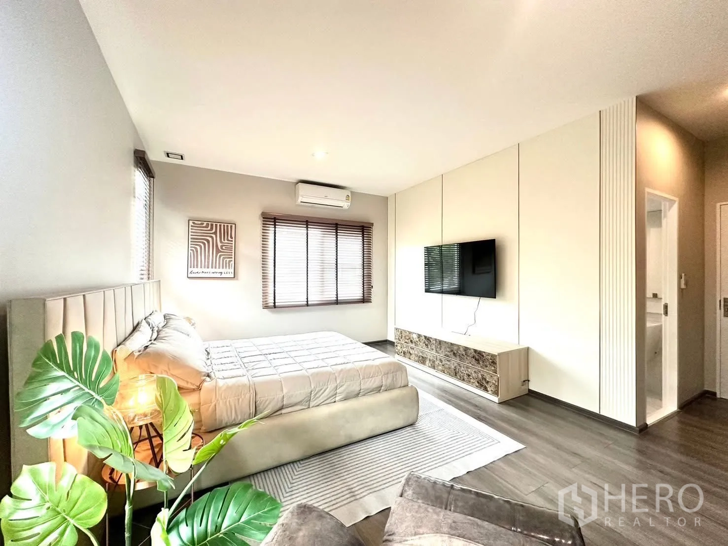 บ้านเดี่ยว for rent in Bang Phli, Samut Prakan - ห้องนอนหลักพร้อมทีวีติดผนัง ตู้วางของ และทางเข้าห้องน้ำในตัว.