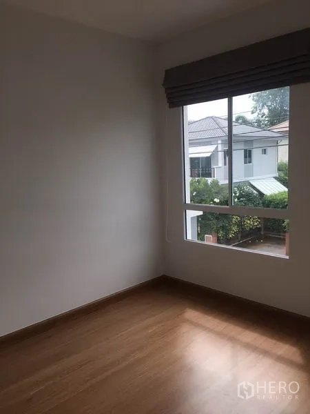 บ้าน ให้เช่าในSuan Luang, Bangkok - ห้องนอนว่าง หน้าต่างบานใหญ่มองเห็นบ้านข้างเคียงและสวน