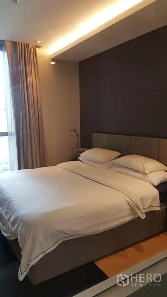 คอนโด ให้เช่าในWatthana, Bangkok - ห้องนอนเตียงใหญ่ แสงไฟอบอุ่น และผ้าม่านสูง