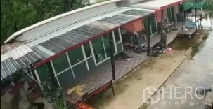 Warehouse for sale in Mueang Nonthaburi, Nonthaburi - Single-storey ancillary building with metal roof and glass-fronted rooms along a concrete terrace.