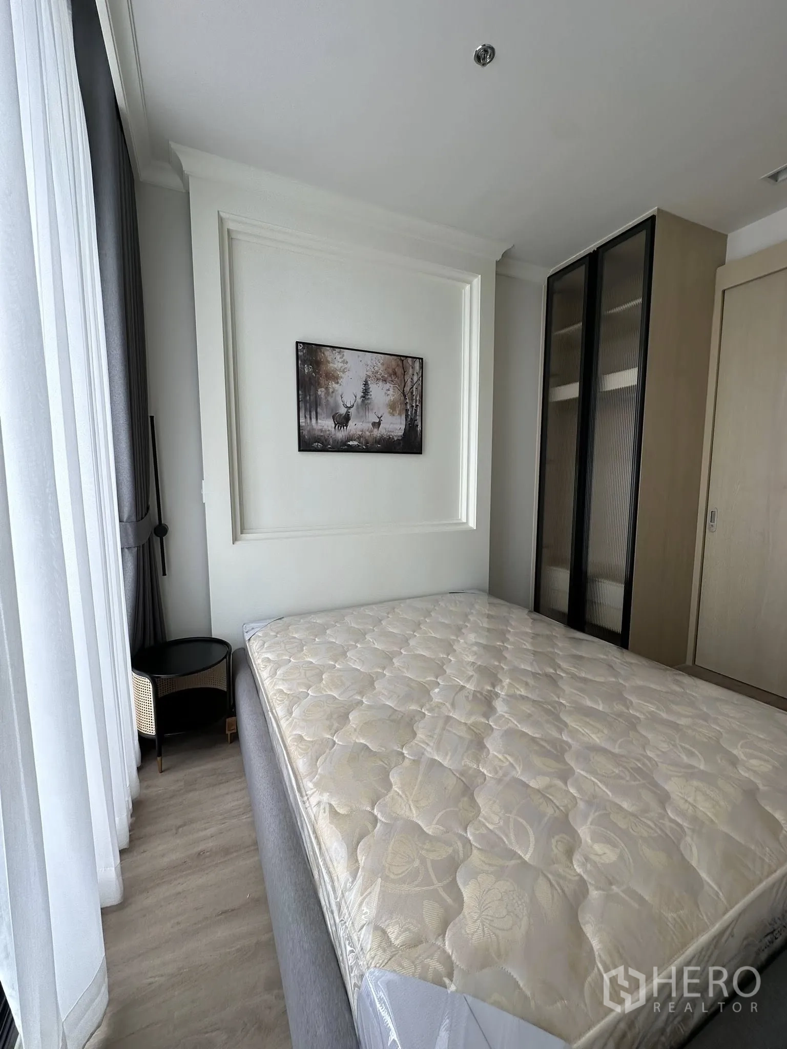 คอนโด ให้เช่าในWatthana, Bangkok - ห้องนอนสว่าง เตียงควีนไซซ์ หน้าต่างสูงจรดเพดาน และตู้เสื้อผ้าบิวท์อิน