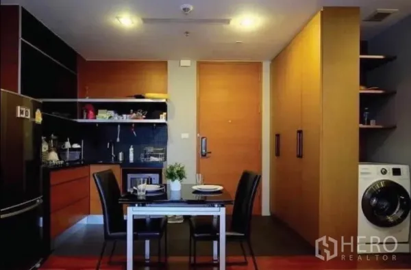 คอนโด ขายในKhlong Toei, Bangkok - ครัวสมัยใหม่พร้อมโต๊ะทานข้าว ตู้เก็บของ และเครื่องซักผ้า