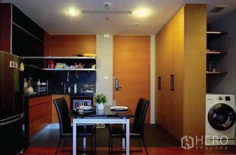 คอนโด ขายในKhlong Toei, Bangkok - ครัวสมัยใหม่พร้อมโต๊ะทานข้าว ตู้เก็บของ และเครื่องซักผ้า