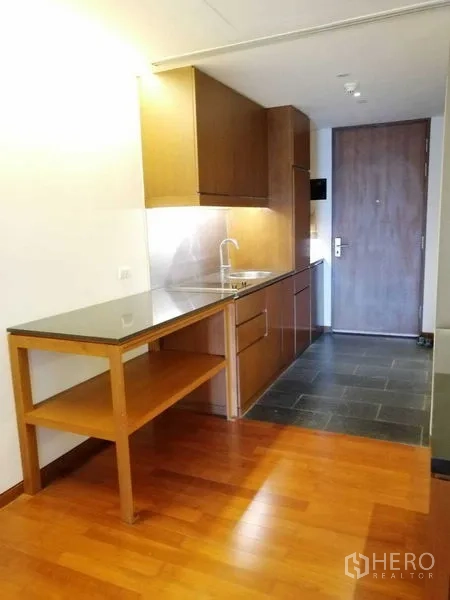 คอนโด ให้เช่าในPathum Wan, Bangkok - โถงทางเข้าพร้อมแพนทรีและพื้นไม้บิลท์อินเก็บของ