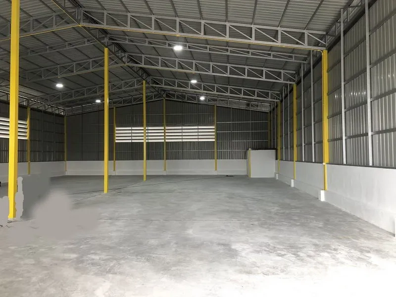 货栈 出租在Pathum Thani - 通透无柱仓储大厅，侧墙通风百叶与平整地坪