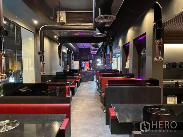 พื้นที่ขายปลีก ให้เช่า - พื้นที่ค้าปลีกตกแต่งสไตล์ร้านอาหาร มีบูธเบาะแดง โต๊ะหิน พร้อมปล่องดูดควันและกระจกหน้าร้านเต็มผนัง