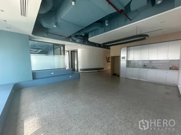 สำนักงาน ให้เช่าในRatchathewi, Bangkok - โถงรับรองพร้อมแพนทรีตู้บิวท์อินและฝ้าเพดานเดินท่อเปลือย