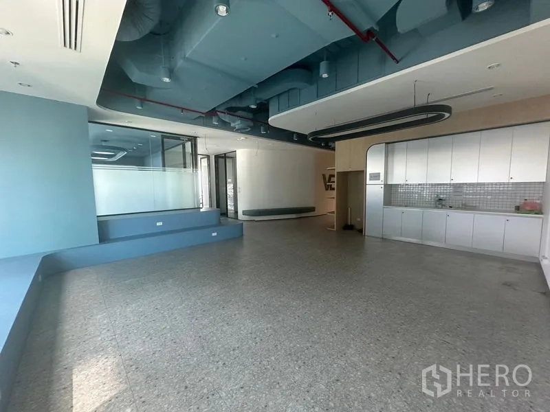 สำนักงาน ให้เช่าในRatchathewi, Bangkok - โถงรับรองพร้อมแพนทรีตู้บิวท์อินและฝ้าเพดานเดินท่อเปลือย