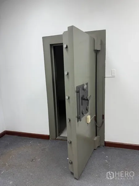 零售空间 出租在Sathon, Bangkok - 厚重钢制保险库门，通往安全储藏室。