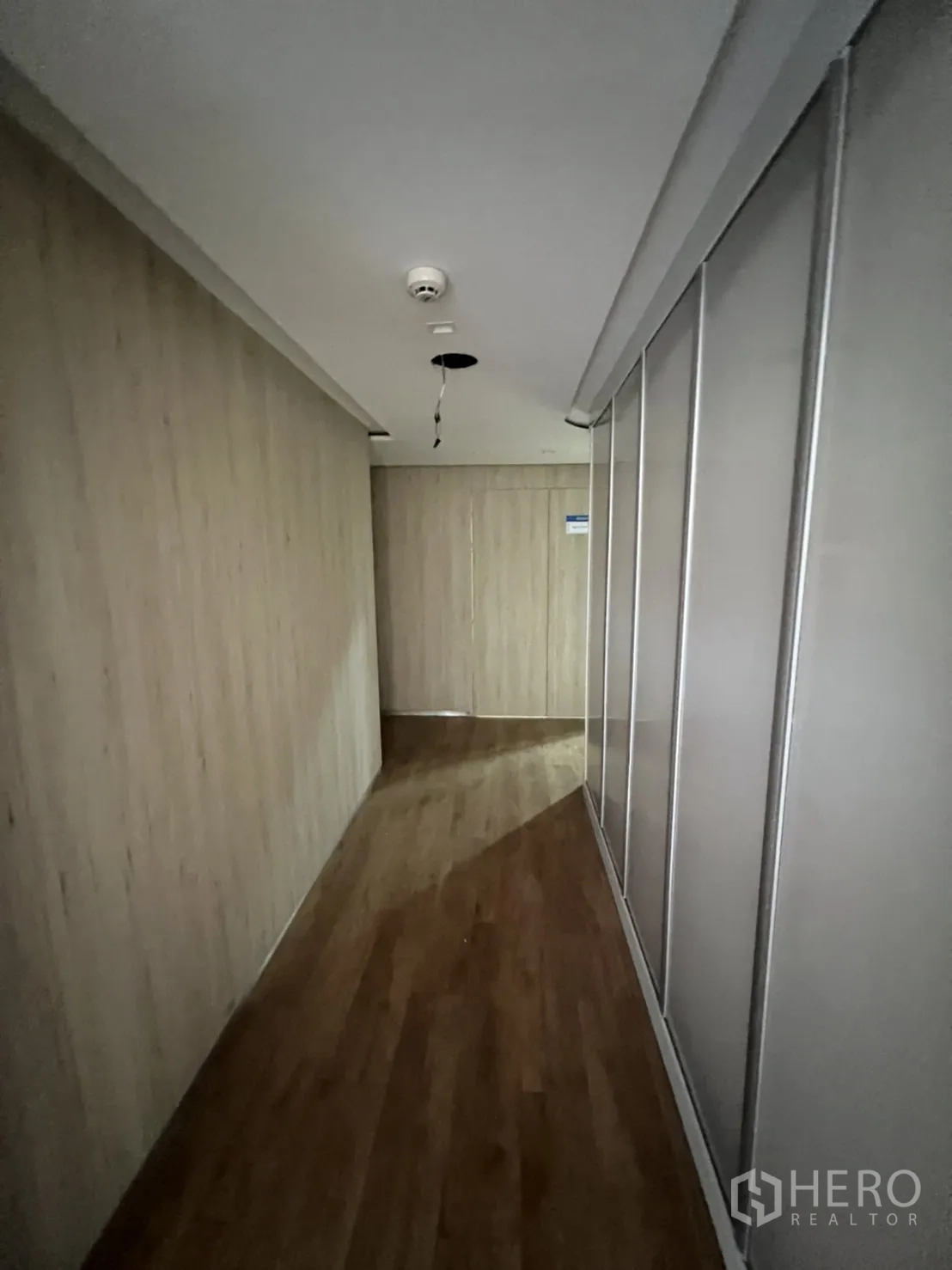 店屋 出租或出售在Watthana, Bangkok - 木饰面走廊，带推拉衣柜