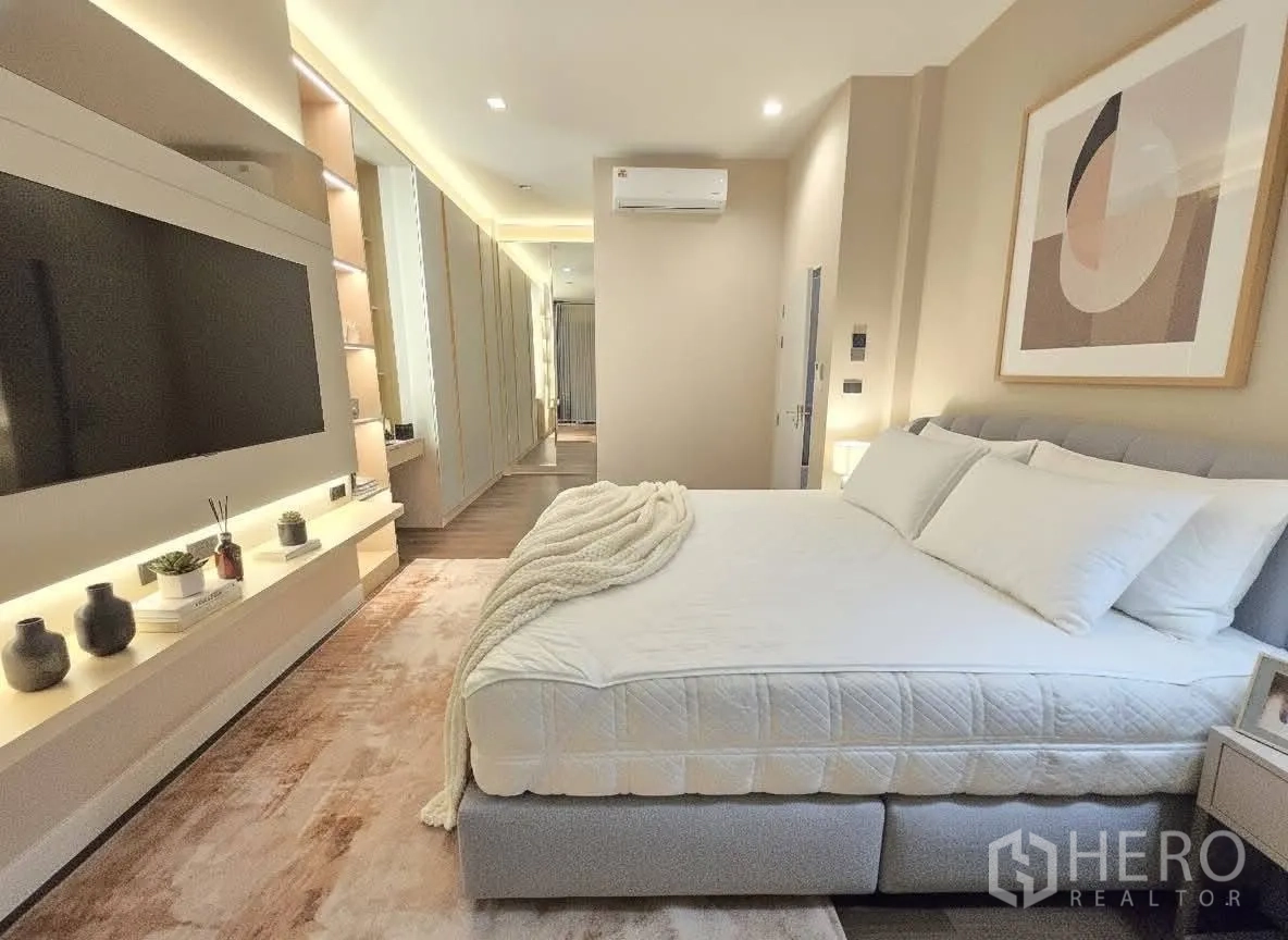 บ้าน for rent or sale in Bang Phli, Samut Prakan - ห้องนอนมาสเตอร์กว้าง เตียงคิงไซซ์ ผนังทีวี และไฟบรรยากาศนุ่มนวล