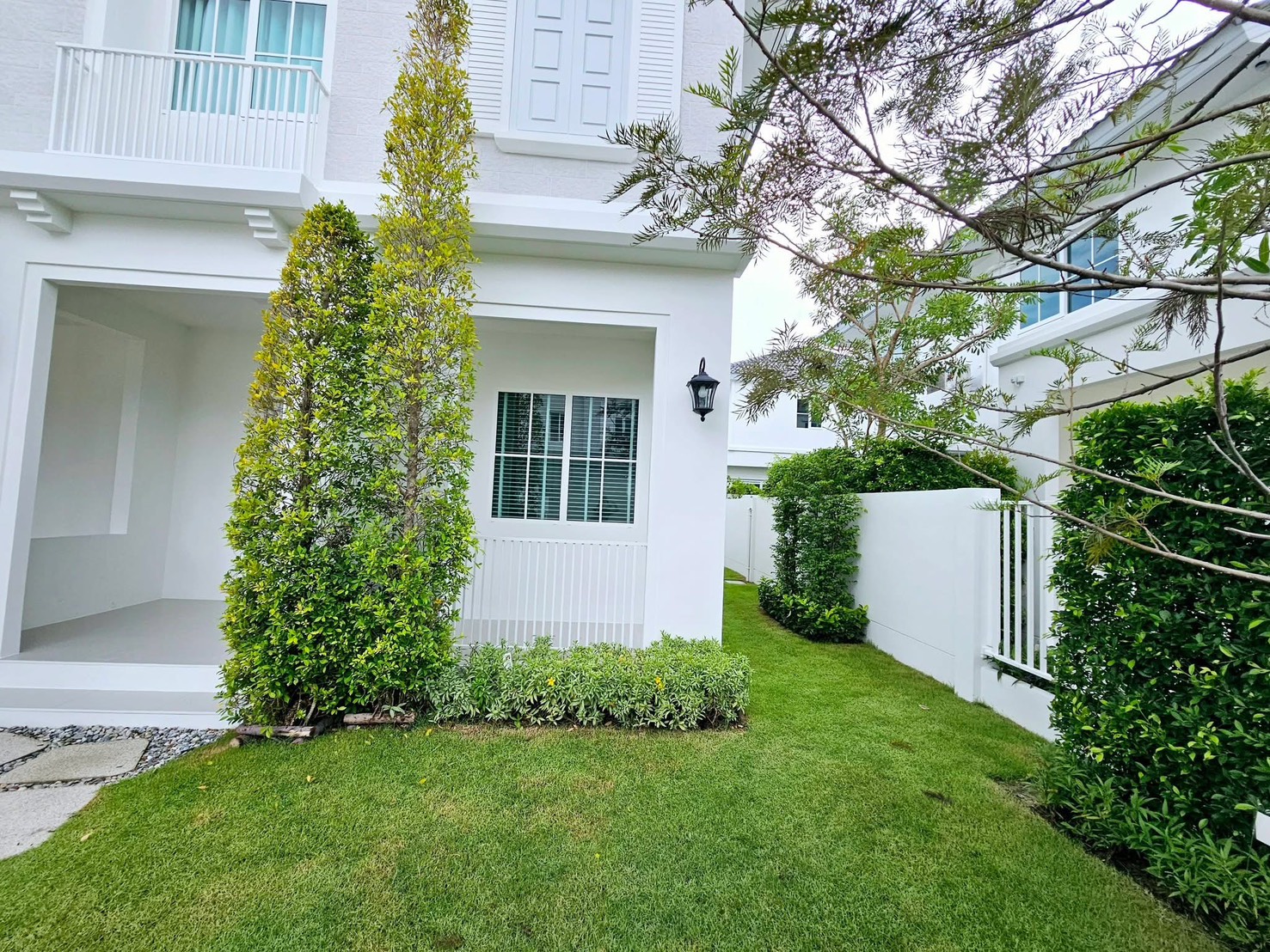 Detached House for rent in Bang Phli, Samut Prakan - Covered terrace with ceiling fan and sliding doors to the interior.