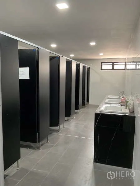 货栈 出租在Lak Si, Bangkok - 整洁卫生间，多间隔断厕位与双水槽台面。