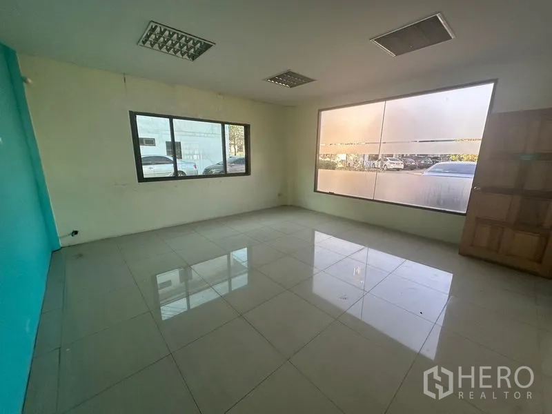 คลังสินค้า ให้เช่าในSaphan Sung, Bangkok - ห้องออฟฟิศส่วนตัว หน้าต่างบานใหญ่และพื้นกระเบื้อง