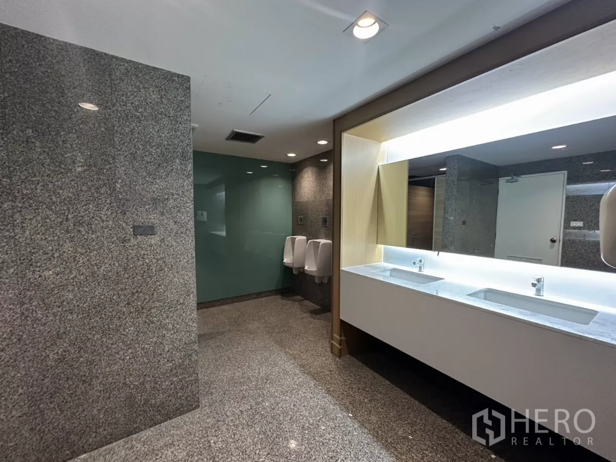 สำนักงาน ให้เช่าในWatthana, Bangkok - ห้องน้ำชายสมัยใหม่ ผิวแกรนิต อ่างล้างหน้าคู่