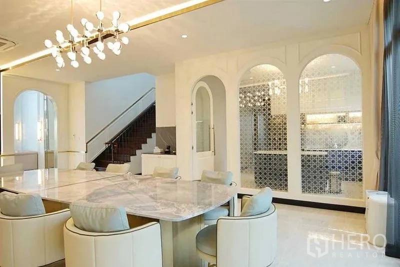 บ้าน ขายในLat Krabang, Bangkok - ห้องรับประทานอาหาร โต๊ะหินอ่อนและผนังโค้งกระจกโมเสก