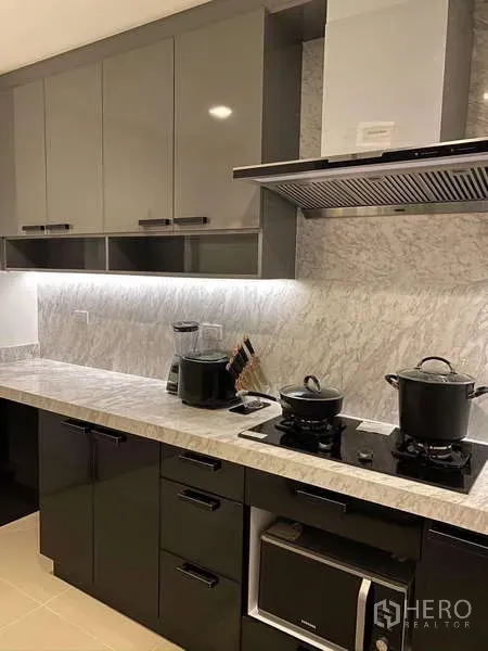 Detached House for rent - Built-in kitchen with marble countertop, gas hobs, range hood and gloss-grey cabinets.