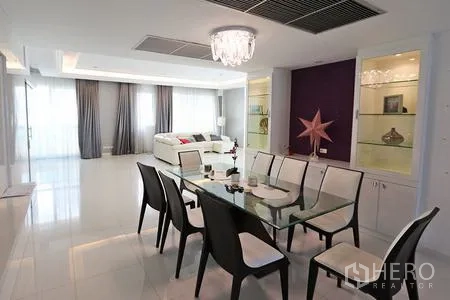 คอนโด ให้เช่าในWatthana, Bangkok - ห้องอาหารสไตล์โมเดิร์น โต๊ะกระจก เก้าอี้หกตัว โคมไฟระย้า และตู้โชว์บิลท์อิน