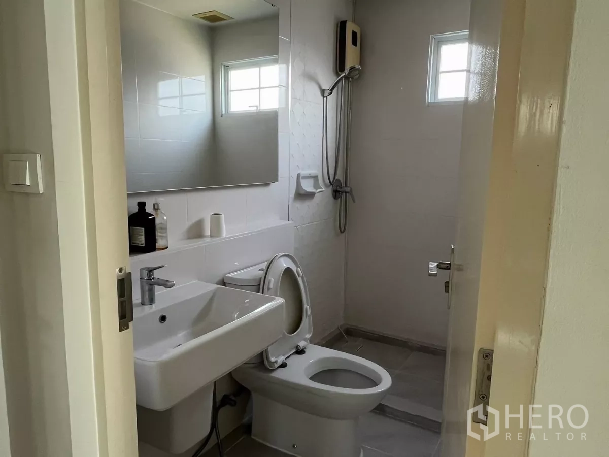 Townhouse for rent in Bang Phli, Samut Prakan - Clean bathroom with sink, toilet and separate shower area.