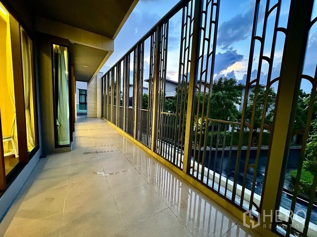 Detached House for sale in Saphan Sung, Bangkok - Long upper-floor balcony with metal privacy screens overlooking the neighborhood and pool.